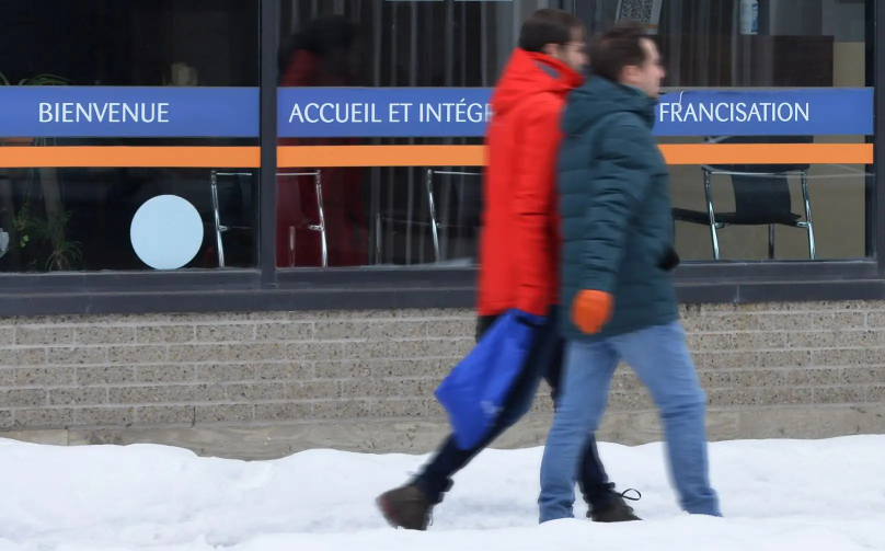 Face à un achalandage record, les délais chez Francisation Québec explosent
